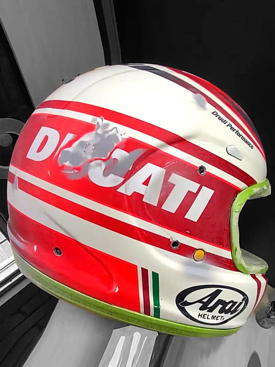 Restauración de casco de moto en Bogotá realizada por 89 Estudio